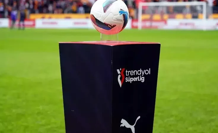 Süper Lig'de beklenmedik ayrılık! Geçen yıl takımına şampiyonluk yaşatan teknik direktörle yollar ayrıldı.