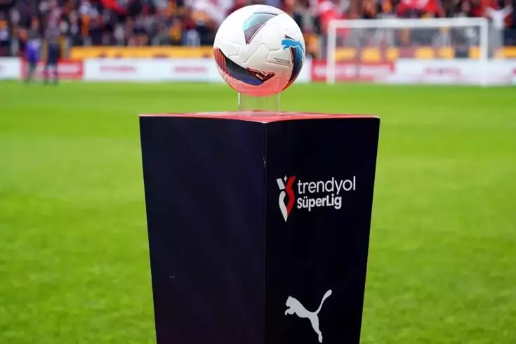 Süper Lig'de beklenmedik ayrılık! Geçen yıl takımına şampiyonluk yaşatan teknik direktörle yollar ayrıldı.